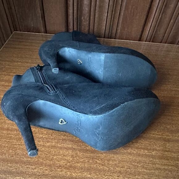 Thalia - Chic Black Heeled Boots - Picture 4 of 9